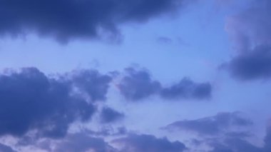 Bulutlu akşam gökyüzü zaman aşımına uğradı