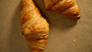Taze pişmiş Fransız kruvasanı - yemek görüntüsü