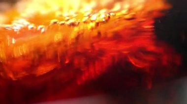 Buz küpleri taze soğuk bir bardak kola - yavaş çekim