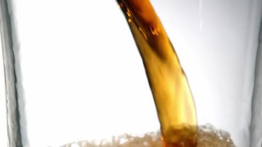 Bir bardağa kola doldurmak - yavaş çekim