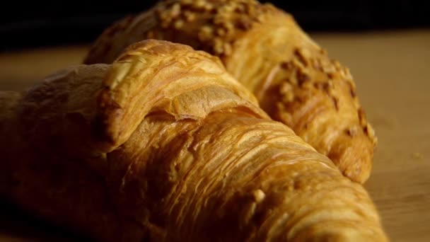 Čerstvě Upečené Francouzské Croissanty Potravinové Záběry — Stock video