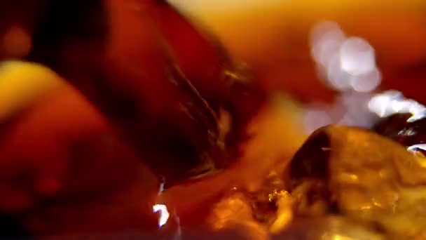 Ледяные Кубики Свежем Холодном Стакане Колы Замедленная Съемка — стоковое видео