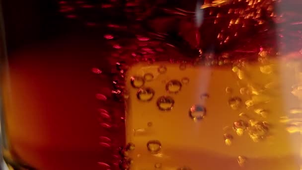 Isbitar Ett Färskt Kallt Glas Cola Slow Motion Shot — Stockvideo