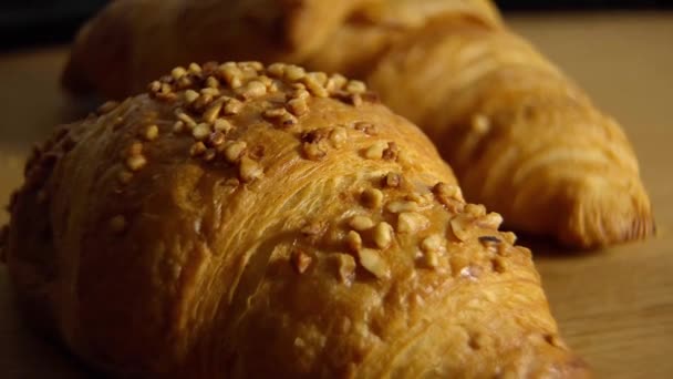 新鲜烘焙的法国羊角面包 食物镜头 — 图库视频影像