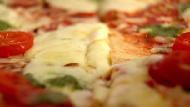 Macro Shot Van Een Vers Gebakken Kaas Pizza Food Footage — Stockvideo