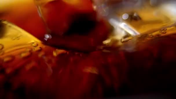 新冷饮可乐中的冰块 慢镜头 — 图库视频影像