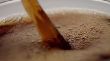 Bir bardağa kola doldurmak - yavaş çekim