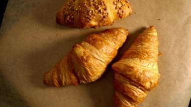 Fransız kruvasanlarından taze geldi. Yemek görüntüleri.