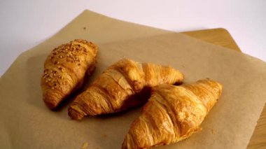 Fransız kruvasanlarından taze geldi. Yemek görüntüleri.