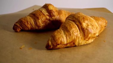 Fransız kruvasanlarından taze geldi. Yemek görüntüleri.