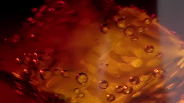 Des glaçons dans un verre de Cola frais et froid - plan au ralenti 