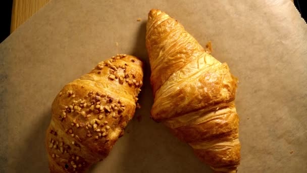 Čerstvě Upečené Francouzské Croissanty Potravinové Záběry — Stock video