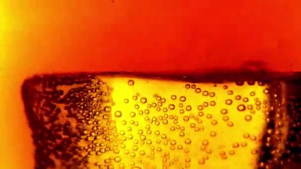 コーラの冷たい冷たいガラスの氷のキューブ マクロ食品映像 — ストック動画
