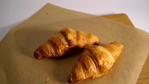 Friss Pékségből French Croissant Élelmiszer Felvételek — Stock videók