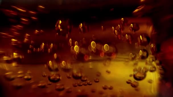 Des glaçons dans un verre de Cola frais et froid - plan au ralenti 