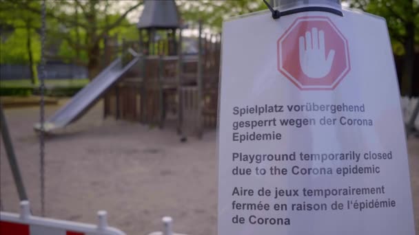 Parque infantil cerrado debido a la epidemia de Corona en Alemania — Vídeos de Stock