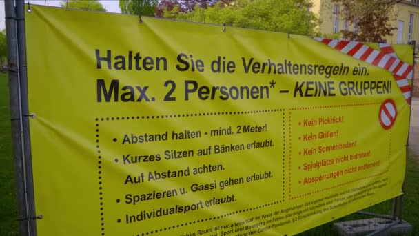 Reglas de distanciamiento social durante la pandemia de Corona para paseos al aire libre en Alemania — Vídeo de stock