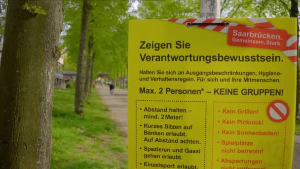 Κανόνες Κοινωνικής Απόστασης κατά τη διάρκεια της Πανδημίας της Κορώνας για υπαίθριους περιπάτους στη Γερμανία — Αρχείο Βίντεο