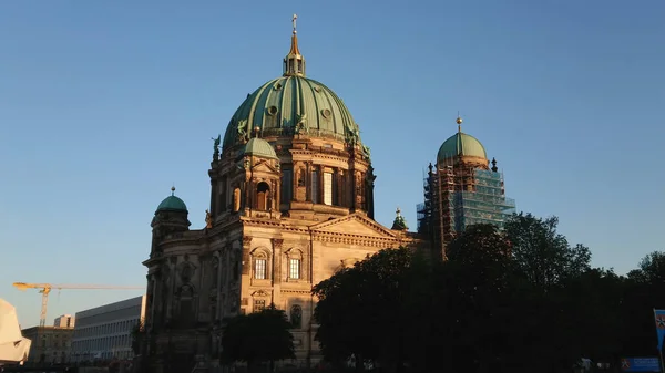 Maravillosa Catedral de Berlín - un edificio famoso en la ciudad — Foto de Stock