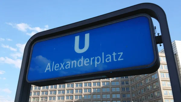 Estación de metro Alexanderplatz en la plaza Alexander de Berlín - CIUDAD DE BERLÍN, ALEMANIA - 21 DE MAYO DE 2018 — Foto de Stock