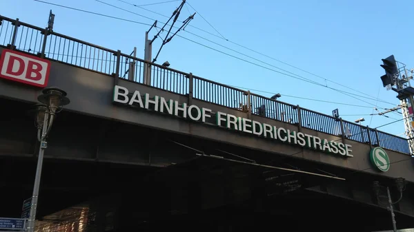 Street view at train station Friedrichstrasse in Berlin - CITY OF BERLIN, ALEMANIA - 21 DE MAYO DE 2018 — Foto de Stock