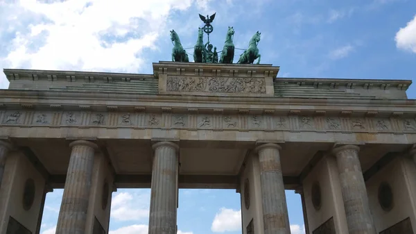 Célèbre monument à Berlin - La Porte de Brandebourg appelée Brandenburger Tor — Photo