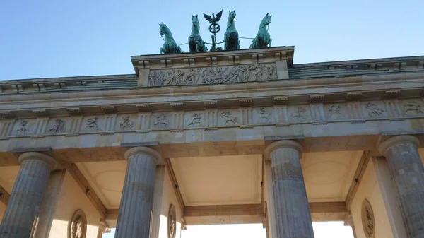 Berlin 'in ünlü simgesi Brandenburg Kapısı' na Brandenburger Tor denir. — Stok fotoğraf