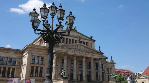 Deutsches Konzerthaus in Berlin am Gendarmenmarkt - STADT VON BERLIN, DEUTSCHLAND - 21. Mai 2018 — Stockfoto