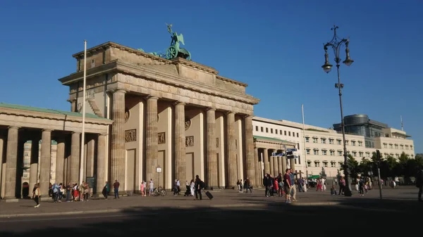 Brandenburgi kapu Berlinben Brandenburger Tor - híres mérföldkő - BERLIN városa, NÉMETORSZÁG - Lehet 21, 2018 — Stock Fotó