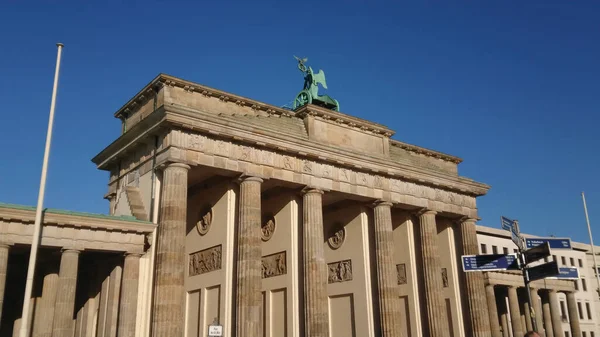 Знаменита пам "ятка в Берліні - Бранденбурзькі ворота під назвою Бранденбургер Тор — стокове фото