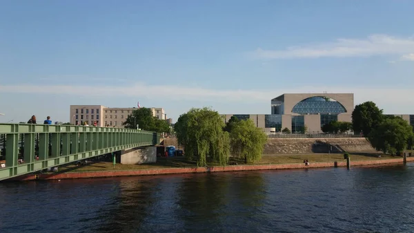 Pěší most z Washingtonského náměstí v Berlíně přes řeku Sprévu - CITY OF BERLIN, NĚMECKO - 21. května 2018 — Stock fotografie