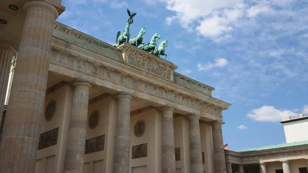 Berlin 'in ünlü simgesi Brandenburg Kapısı' na Brandenburger Tor denir. — Stok fotoğraf