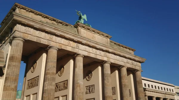 Híres látnivaló Berlinben - Brandenburgi kapu Brandenburger Tor néven — Stock Fotó