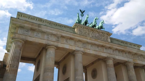 柏林著名的地标- -勃兰登堡门叫勃兰登堡托尔 — 图库照片