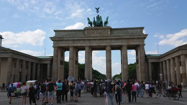 Famoso punto di riferimento a Berlino - La Porta di Brandeburgo chiamata Brandenburger Tor - CITTÀ DI BERLINO, GERMANIA - 21 MAGGIO 2018 — Foto Stock