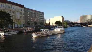 Berlin 'deki River Spree' de gezi gezileri - Berlin Şehri - 21 Mayıs 2018