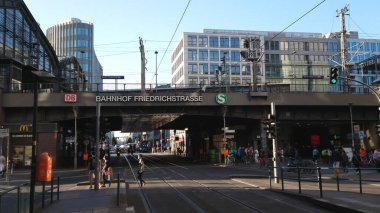 Berlin 'deki Friedrichstrasse tren istasyonunda sokak manzarası - BERLIN ŞEHRİ, GERMANY - 21 Mayıs 2018