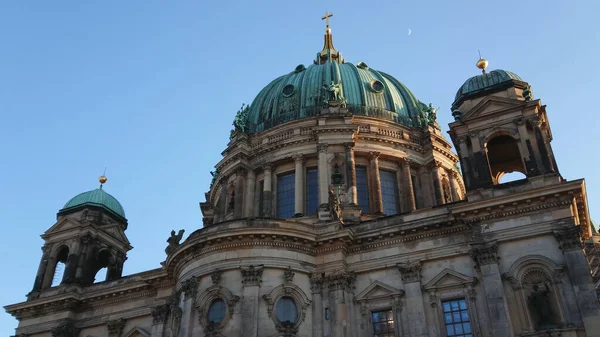 Maravillosa Catedral de Berlín - un edificio famoso en la ciudad —  Fotos de Stock