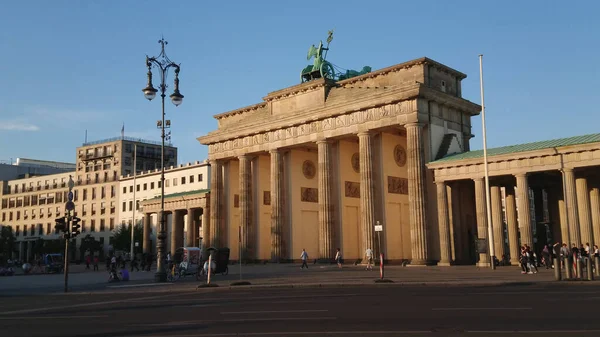 Célèbre monument à Berlin - La Porte de Brandebourg appelée Brandenburger Tor - VILLE DE BERLIN, ALLEMAGNE - 21 MAI 2018 — Photo