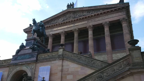 Berlin 'deki Müze Adası' ndaki eski Ulusal Galeri - ünlü bir kent - BERLIN, GERMANY - 21 Mayıs 2018 — Stok fotoğraf
