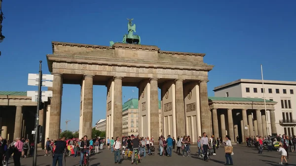 Brama Brandenburska w Berlinie o nazwie Brandenburger Tor - słynny zabytek - Miasto BERLIN, NIEMCY - MAJ 21, 2018 — Zdjęcie stockowe