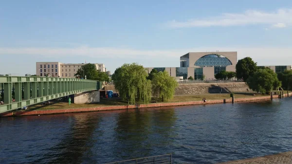 Pěší most z Washingtonského náměstí v Berlíně přes řeku Sprévu - CITY OF BERLIN, NĚMECKO - 21. května 2018 — Stock fotografie