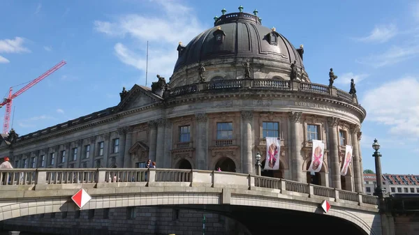 Famoso Bode Museum di Berlino sull'Isola dei Musei - importante punto di riferimento della città - CITTÀ DI BERLINO, GERMANIA - 21 MAGGIO 2018 — Foto Stock