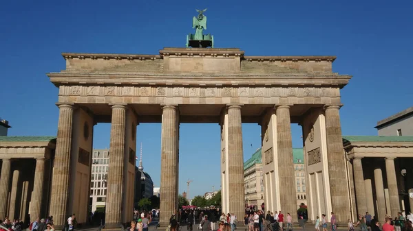 O Portão de Brandemburgo em Berlim chamado Brandenburger Tor - marco famoso - CIDADE DE BERLIM, ALEMANHA - 21 DE MAIO DE 2018 — Fotografia de Stock