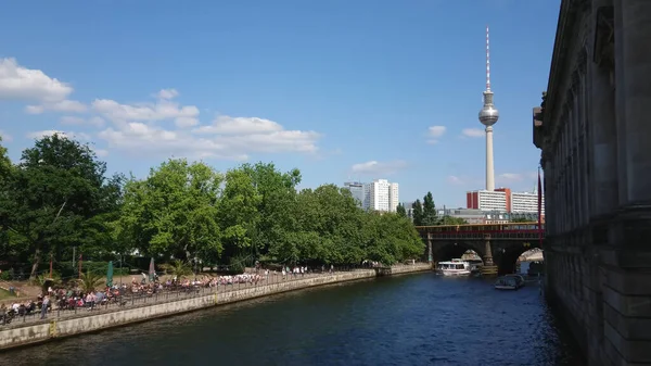 ベルリンのリバースプレーとテレビ塔を晴れた日に見下ろす美しい景色-ドイツ、ベルリン市- 5月21 、 2018 — ストック写真