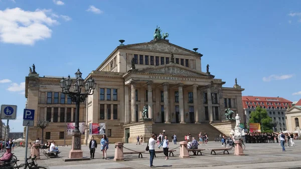 Deutsches Konzerthaus in Berlin am Gendarmenmarkt - STADT VON BERLIN, DEUTSCHLAND - 21. Mai 2018 — Stockfoto