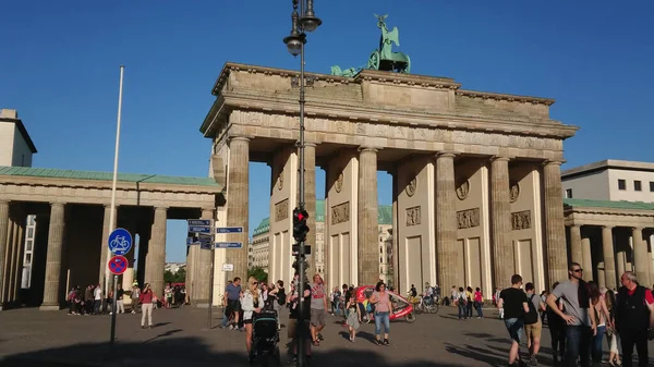 Monumento famoso en Berlín - La Puerta de Brandeburgo llamada Brandenburger Tor - CIUDAD DE BERLÍN, ALEMANIA - 21 DE MAYO DE 2018 — Foto de Stock