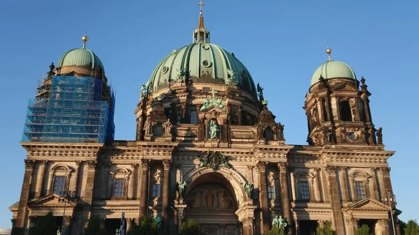 Maravillosa Catedral de Berlín - un edificio famoso en la ciudad — Foto de Stock