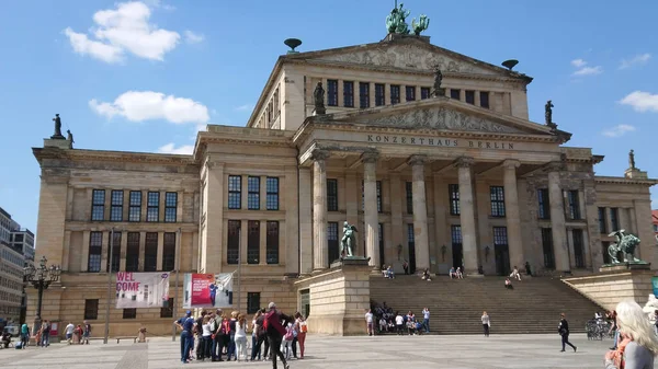 Sala concerti tedesca a Berlino in una famosa piazza chiamata Gendarmenmarkt - CITTÀ DI BERLINO, GERMANIA - 21 MAGGIO 2018 — Foto Stock