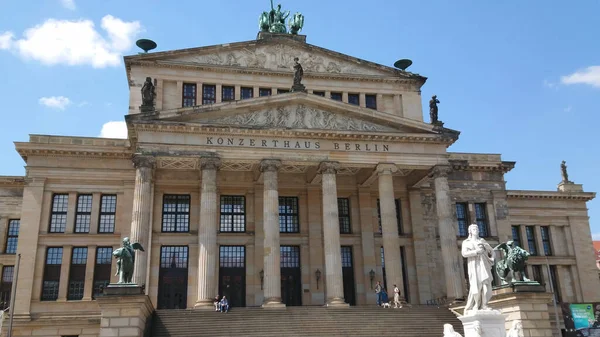 Deutsches Konzerthaus in Berlin am Gendarmenmarkt - STADT VON BERLIN, DEUTSCHLAND - 21. Mai 2018 — Stockfoto